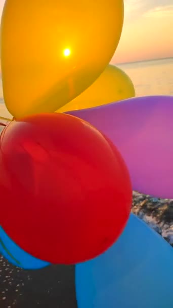 Красочные Надувные Шары Фоне Моря Рассвете Закате Человек Играющий Разноцветными — стоковое видео