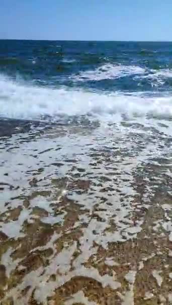 ストーミー海 大きな海の波が衝突し 晴れた夏の日に古いコンクリートの桟橋に当たります ホワイトフォーム 大きな波が壊れ セメントの桟橋に広がりました スプラッシュバーストスプラッシュ垂直 — ストック動画