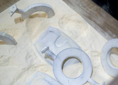 Beyaz poliyamid tozunun içinde yatan toz poliyamide ait üç boyutlu bir yazıcıya basılmış nesneler. Toz plastikten yapılmış 3 boyutlu bir yazıcıya basılmış mankenler. MJF Çoklu Jet Füzyonu. 3D yazdırma teknolojisi