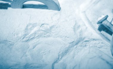 Beyaz poliyamit tozu ve 3D üzerindeki nesne yakın plan beyaz poliyamid tozundan basılmış. 3D yazıcıda nesneler yaratmak için poliyamit tozu. Katkı sağlayan MJF Çoklu Jet Füzyon teknolojileri. Termoplastik.