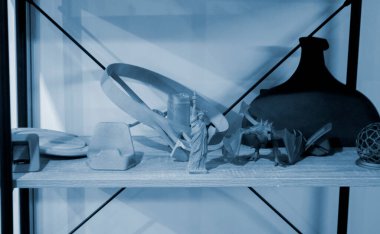 3D yazıcıya basılmış poliyamit tozundan birçok farklı sanat modelleri. Teknoloji Multi Jet Füzyon MJF. Plastikten üç boyutlu yazıcı baskısı. Katkı sağlayan yenilikçi toz teknolojisi