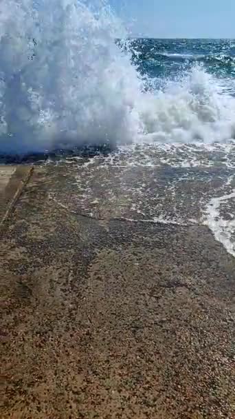 ストーミー海 大きな海の波が衝突し 晴れた夏の日に古いコンクリートの桟橋に当たります ホワイトフォーム 大きな波が壊れ セメントの桟橋に広がりました スプラッシュバーストスプラッシュ垂直 — ストック動画