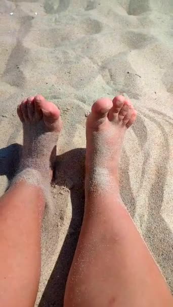 Frau Gräbt Mit Füßen Sand Spielende Person Die Ihre Füße — Stockvideo