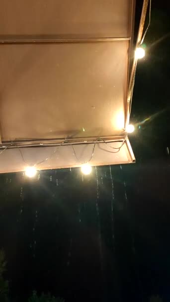 Краплі Дощу Стікають Даху Блискучими Ліхтарями Вночі Краплі Дощу Течуть — стокове відео