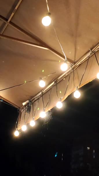 Капли Дождя Капают Крыши Светящимися Фонарями Ночью Капли Дождя Стекающие — стоковое видео