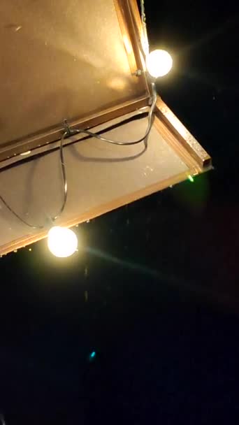 Gotas Chuva Pingando Telhado Com Lanternas Brilhantes Noite Gotas Chuva — Vídeo de Stock