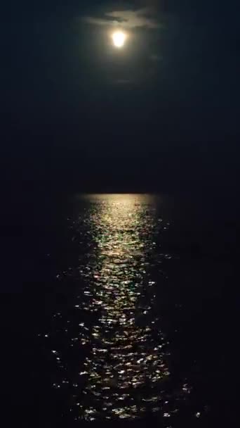 Mond Himmel Und Mondscheinpfad Auf Meereswellen Strand Der Meeresküste Der — Stockvideo