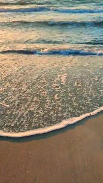 Modré Moře Písečná Pláž Slunce Září Hladině Mořských Vln Slunečného — Stock video