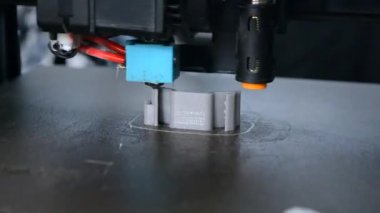 3D yazıcı bir nesne yazdırır. 3D yazıcıdaki baskı modeli. Erimiş plastikten 3D yazıcıya basılmış bir model. 3 boyutlu baskı teknolojileri. Katkı sağlayan yenilikçi modern baskı teknolojisi