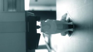 3D yazıcı yazdırma nesnesi. 3D yazıcıdaki yazıcı modelini işleyin. Erimiş plastikten 3D yazıcıya basılmış bir model. 3 boyutlu baskı teknolojileri. Katkı sağlayan yenilikçi modern baskı teknolojisi. Dikey