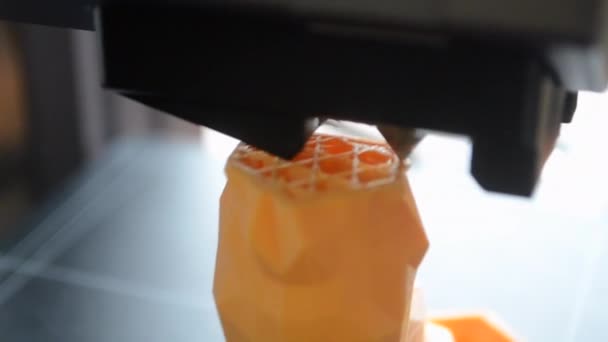 3D打印机打印一个对象 3D打印机打印模型的过程 模型用熔融塑料打印在3D打印机上 3D打印技术 增加先进的现代印刷新技术 — 图库视频影像