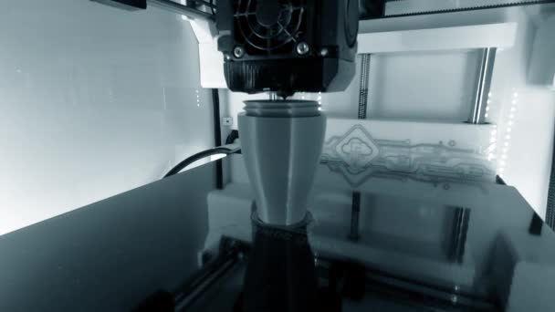 3D打印机打印一个对象 3D打印机打印模型的过程 模型用熔融塑料打印在3D打印机上 3D打印技术 增加先进的现代印刷新技术 — 图库视频影像