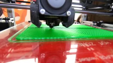 3D yazıcı bir nesne yazdırır. 3D yazıcıdaki baskı modeli. Erimiş plastikten 3D yazıcıya basılmış bir model. 3 boyutlu baskı teknolojileri. Katkı sağlayan yenilikçi modern baskı teknolojisi