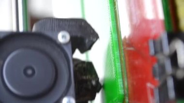 3D yazıcı yazdırma nesnesi. 3D yazıcıdaki yazıcı modelini işleyin. Erimiş plastikten 3D yazıcıya basılmış bir model. 3 boyutlu baskı teknolojileri. Katkı sağlayan yenilikçi modern baskı teknolojisi. Dikey