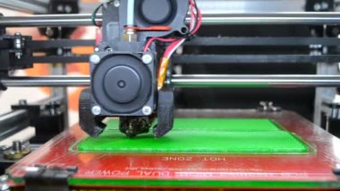 3D yazıcı bir nesne yazdırır. 3D yazıcıdaki baskı modeli. Erimiş plastikten 3D yazıcıya basılmış bir model. 3 boyutlu baskı teknolojileri. Katkı sağlayan yenilikçi modern baskı teknolojisi