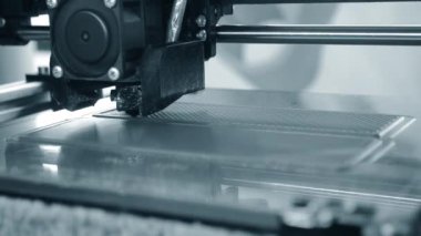 3D yazıcı bir nesne yazdırır. 3D yazıcıdaki baskı modeli. Erimiş plastikten 3D yazıcıya basılmış bir model. 3 boyutlu baskı teknolojileri. Katkı sağlayan yenilikçi modern baskı teknolojisi