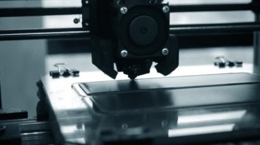 3D yazıcı bir nesne yazdırır. 3D yazıcıdaki baskı modeli. Erimiş plastikten 3D yazıcıya basılmış bir model. 3 boyutlu baskı teknolojileri. Katkı sağlayan yenilikçi modern baskı teknolojisi
