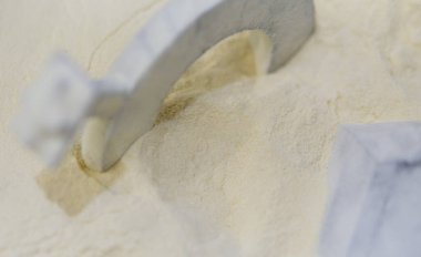 Beyaz poliyamit tozu ve 3D üzerindeki nesne yakın plan beyaz poliyamid tozundan basılmış. 3D yazıcıda nesneler yaratmak için poliyamit tozu. Katkı sağlayan MJF Çoklu Jet Füzyon teknolojileri. Termoplastik.