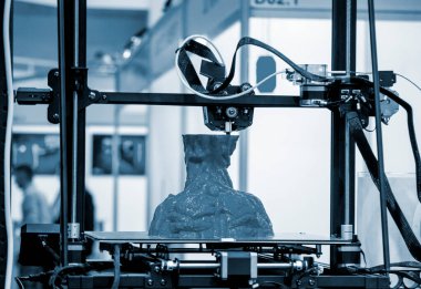 3D yazıcı bir nesne yazdırır. 3D yazıcıdaki baskı modeli. Erimiş plastikten 3D yazıcıya basılmış bir model. 3 boyutlu baskı teknolojileri. Katkı sağlayan yenilikçi modern baskı teknolojisi