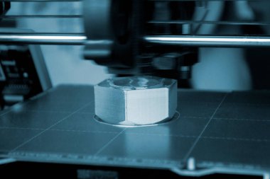 3D yazıcı bir nesne yazdırır. 3D yazıcıdaki baskı modeli. Erimiş plastikten 3D yazıcıya basılmış bir model. 3 boyutlu baskı teknolojileri. Katkı sağlayan yenilikçi modern baskı teknolojisi