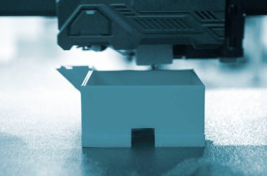 3D yazıcı yazdırma nesnesi. 3D yazıcıdaki baskı modeli. Erimiş plastikten 3D yazıcıya basılmış bir model. 3 boyutlu baskı teknolojileri. Katkı sağlayan yenilikçi modern teknoloji. Mavi renk