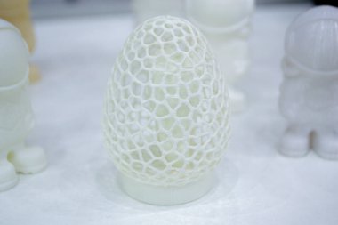 Soyut sanat nesnesi 3D yazıcıya yazdırıldı. Erimiş ABS, PLA plastik filament 'ten üç boyutlu yazıcıya basılmış beyaz yaratıcı model. Nesne FDM yazıcısına yazdırıldı. Katkı sağlayan yenilikçi modern teknoloji