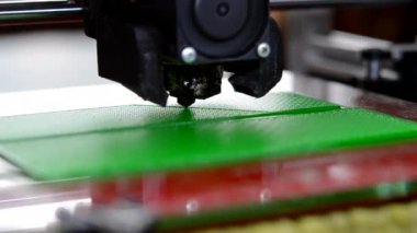 3D yazıcı bir nesne yazdırır. 3D yazıcıdaki baskı modeli. Erimiş plastikten 3D yazıcıya basılmış bir model. 3 boyutlu baskı teknolojileri. Katkı sağlayan yenilikçi modern baskı teknolojisi