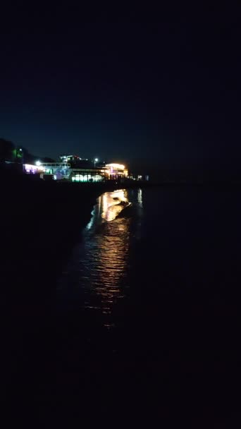Reflexão Luzes Brilhantes Edifícios Praia Água Ondas Mar Noite Edifícios — Vídeo de Stock