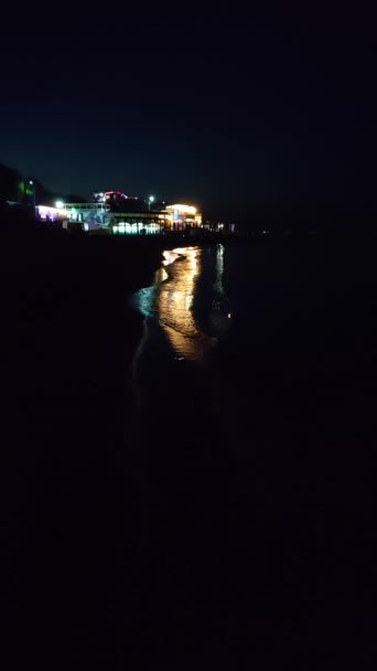 Deniz Kıyısındaki Binaların Parlayan Işıklarının Yansıması Gece Deniz Dalgalarının Sularında — Stok video