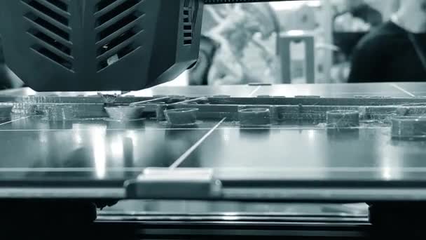 溶融プラスチックから3Dプリンターにオブジェクトを印刷するプロセス 押出機から溶融プラスチックを使用した3Dプリンター印刷モデル 3Dプリンティング技術 新しい付加的なプロトタイピング技術 — ストック動画