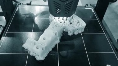 Bir nesneyi erimiş plastikten 3D yazıcıya yazdırma işlemi. 3 boyutlu yazıcı baskı modeli, ekstrakderden eriyik plastik kullanıyor. 3D baskı teknolojisi. Yeni modern katkı maddesi prototip teknolojileri