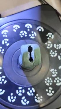 Nesnenin 3 boyutlu taraması. Üç boyutlu tarayıcı mavi lazer hacimsel tarama yüzeyi prototip için. Yüksek hassasiyetli yeni yenilik modern teknoloji ekipmanları. Bilimin doğruluğu. Dikey