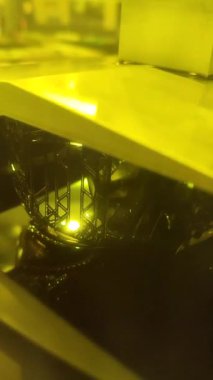 3D yazıcı çalışıyor. 3D baskı. Stereolitografi fotopolimerizasyon SLA. Katkı maddesi üretim teknolojisi. Sıvı maddeler, sert kısımlar, katmanlar yaratmak. Ultraviyole polimerizasyon dikey