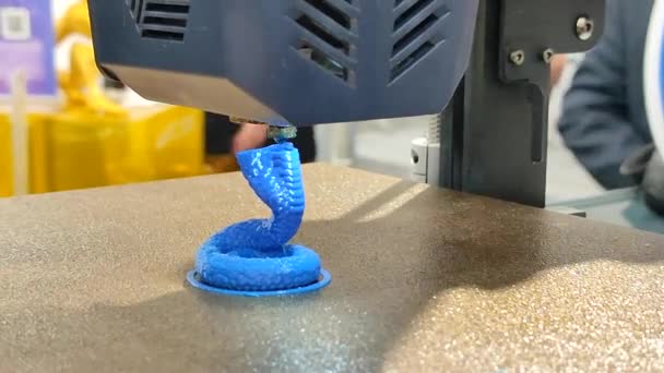 溶融プラスチックから3Dプリンターにオブジェクトを印刷するプロセス 押出機から溶融プラスチックを使用した3Dプリンター印刷モデル 3Dプリンティング技術 新しい付加的なプロトタイピング技術 — ストック動画