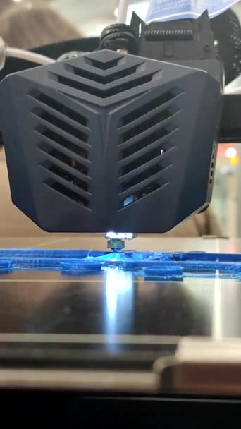 플라스틱에서 프린터에 개체를 인쇄하는 압출기에서 플라스틱을 사용하여 프린터 새로운 현대적인 — 비디오