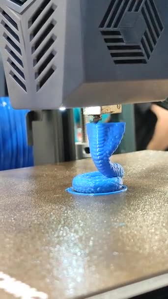 溶融プラスチックからの3Dプリンターの印刷物のプロセス 押出機からのプラスチックを使用して3Dプリンター印刷モデル 3Dプリンティング技術 新しい添加物の試作技術 バーティカル — ストック動画