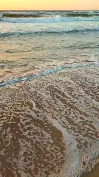 Mar Tormentoso Grandes Olas Con Espuma Blanca Mar Telón Fondo — Vídeo de stock