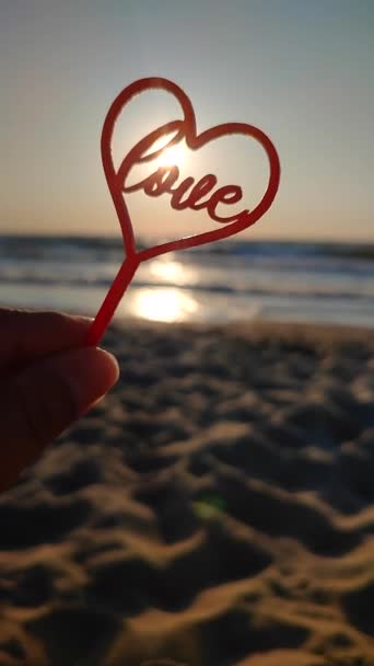 손가락에 심장과 바다와 클로즈업에 해변에 하늘에 세인트 발렌타인 — 비디오