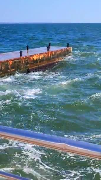 Große Welle Schlägt Einem Sonnigen Tag Mit Vielen Spritzern Auf — Stockvideo