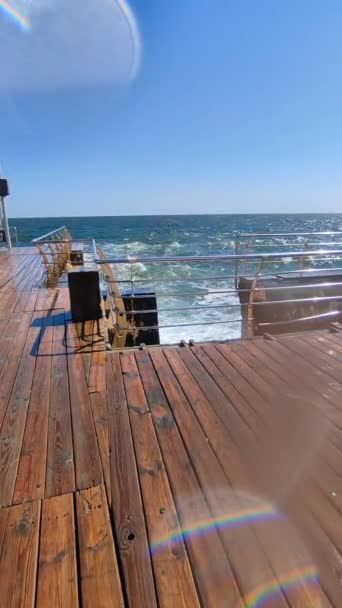 Große Welle Schlägt Einem Sonnigen Sommertag Mit Vielen Spritzern Auf — Stockvideo