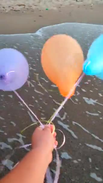 Três Bolas Infláveis Coloridas Fundo Mar Ventos Fortes Pessoa Brincando — Vídeo de Stock
