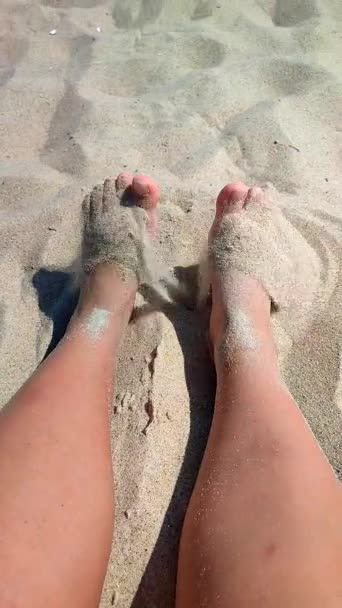 Γυναίκα Σκάβει Πόδια Στην Άμμο Άτομο Που Παίζει Θάβει Πόδια — Αρχείο Βίντεο