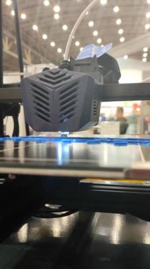 Erimiş plastikten 3D yazıcıya yazıcı yazma işlemi. Extruder 'dan plastik kullanarak 3 boyutlu yazıcı yazdırma modeli. 3D baskı teknolojisi. Yeni modern katkı maddesi prototip teknolojileri. Dikey