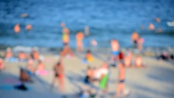 Muitas Pessoas Relaxando Praia Areia Costa Nadando Mar Dia Verão — Vídeo de Stock