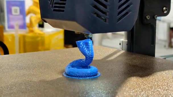 用熔融塑料在3D打印机上打印物体的过程 采用挤出机熔融塑料的3D打印机打印模型 3D打印技术 新的现代添加剂原型技术 — 图库视频影像