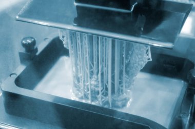 SLA 3D yazdırma işlemi. SLA baskı teknolojisiyle 3D yazıcıda işlem baskısı. Reçine polimerizasyonundan üç boyutlu bir nesne. Sertleştirilmiş reçineden 3 boyutlu yazıcıda nesne oluşturuldu. Yazdırma teknolojisi