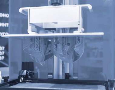 SLA 3D yazdırma işlemi. SLA baskı teknolojisiyle 3D yazıcıda işlem baskısı. Reçine polimerizasyonundan üç boyutlu bir nesne. Sertleştirilmiş reçineden 3 boyutlu yazıcıda nesne oluşturuldu. Yazdırma teknolojisi