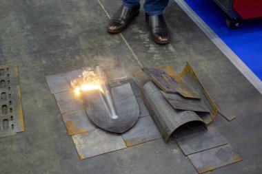 Metal lazer temizliği. Lazer eski pası metalden temizler. Lazer ışını metalin yüzeyini pasdan temizliyor. Yeni teknolojiler. İnovasyon metal işçiliği.