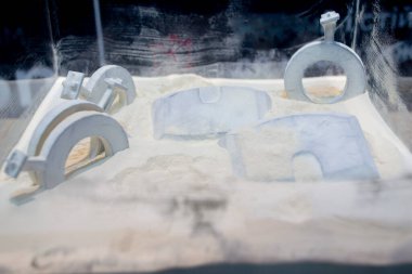 Beyaz poliyamit tozu ve 3D üzerindeki nesne yakın plan beyaz poliyamid tozundan basılmış. 3D yazıcıda nesneler yaratmak için poliyamit tozu. Katkı sağlayan MJF Çoklu Jet Füzyon teknolojileri. Termoplastik.