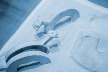 Beyaz poliyamit tozu ve 3D üzerindeki nesne yakın plan beyaz poliyamid tozundan basılmış. 3D yazıcıda nesneler yaratmak için poliyamit tozu. Katkı sağlayan MJF Çoklu Jet Füzyon teknolojileri. Termoplastik.